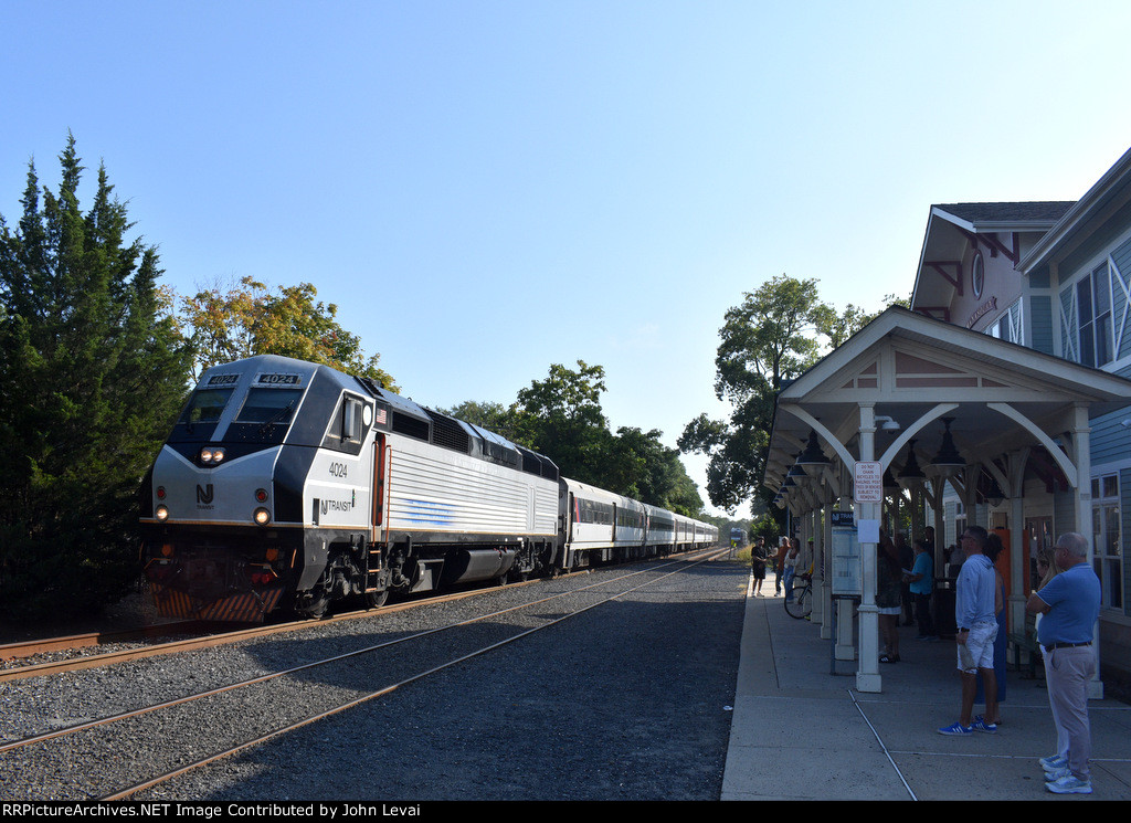 Eastbound NJT Train # 4752 arriving into Squan Depot with PL42AC # 4024 on the point.